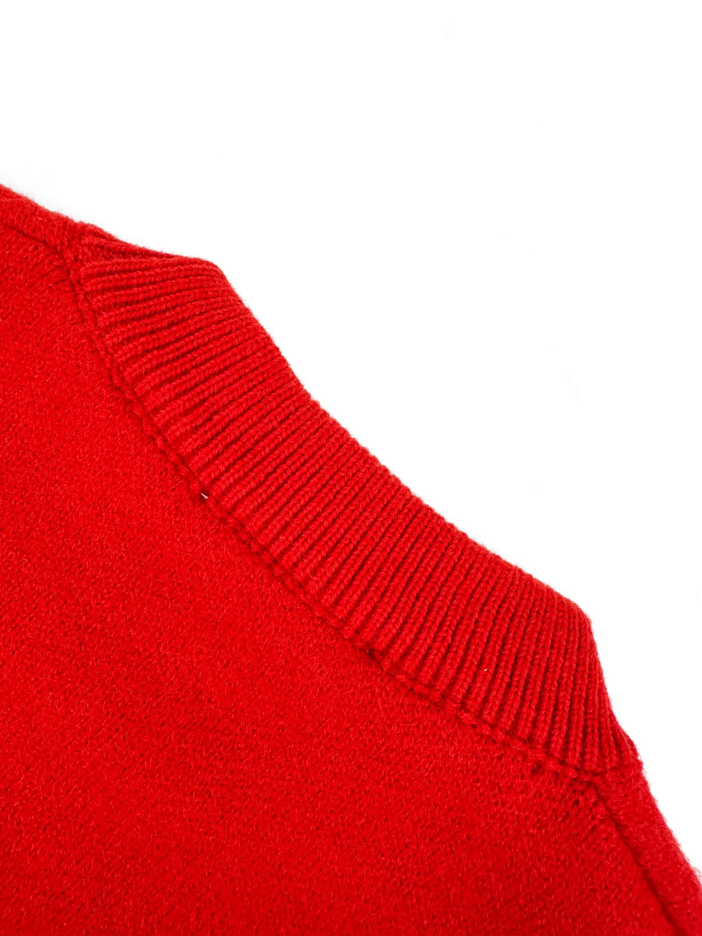Ami Paris love jacquard crew neck sweater, custom-woven and dyed luxurious merino wool, soft and delicate, comfortable and close to the skin, with flaming cinnabar red as the base, a warm spectrum kissed by the sun. A contrasting love heart jumps on the chest, quietly exuding its own charming halo. The brand is highly recognizable. The elegance and casualness of French fashion is the ultimate simplification of color, and it also conveys the love and persistence of life. Meet the ultimate simplicity. The well-deserved king of Versatile. Process 1: Jacquard tissue imported from Germany. Precisely control the arrangement and interweaving of yarns. Carefully interweave the Ami love jacquard artistic pattern on the loom. The fabric is more vivid and three-dimensional. Process 2: Softening and deodorizing process of garment washing water. Deeply clean and deodorize the clothes through professional washing equipment and specific detergents. Improve the feel and appearance of the clothes. Accessories: Customized 1:1 Ami trademark. Version: Loose version. Size: S M L XL Style number: 25374